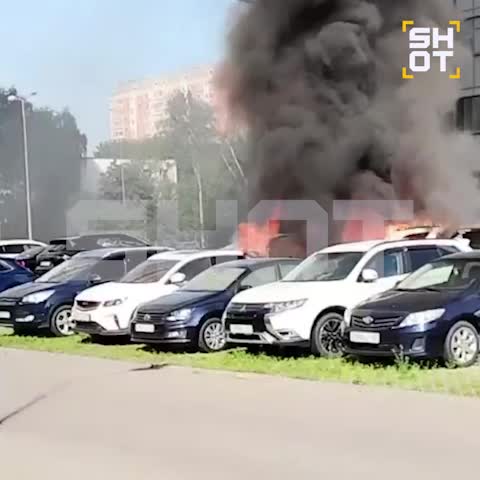 Пожар на парковке в Москве охватил несколько автомобилей