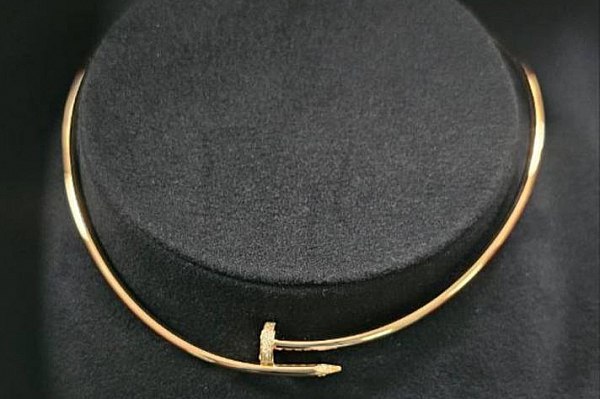 Колье Cartier за 1 4 млн рублей обнаружили внуковские таможенники у пассажира из Стамбула Колье Cartier за 1 4 млн рублей обнаружили внуковские таможенники у пассажира из Стамбула Мужчину прибывшего из Стамбула остановили на зеленом коридоре для выборочного контроля При сканировании его чемодана среди личных вещей инспекторы нашли сертификат и фирменную коробку с украшением в виде гвоздя Об этом сообщает AVIA RU со ссылкой на данные ФТС России Как отмечается в сообщении ФТС в телеграм канале нарушитель пояснил что вез ювелирное изделие в качестве подарка для супруги а о таможенных правилах не знал Экспертиза установила что колье изготовлено из золота 750 пробы и инкрустировано бриллиантами aviaru net n287099