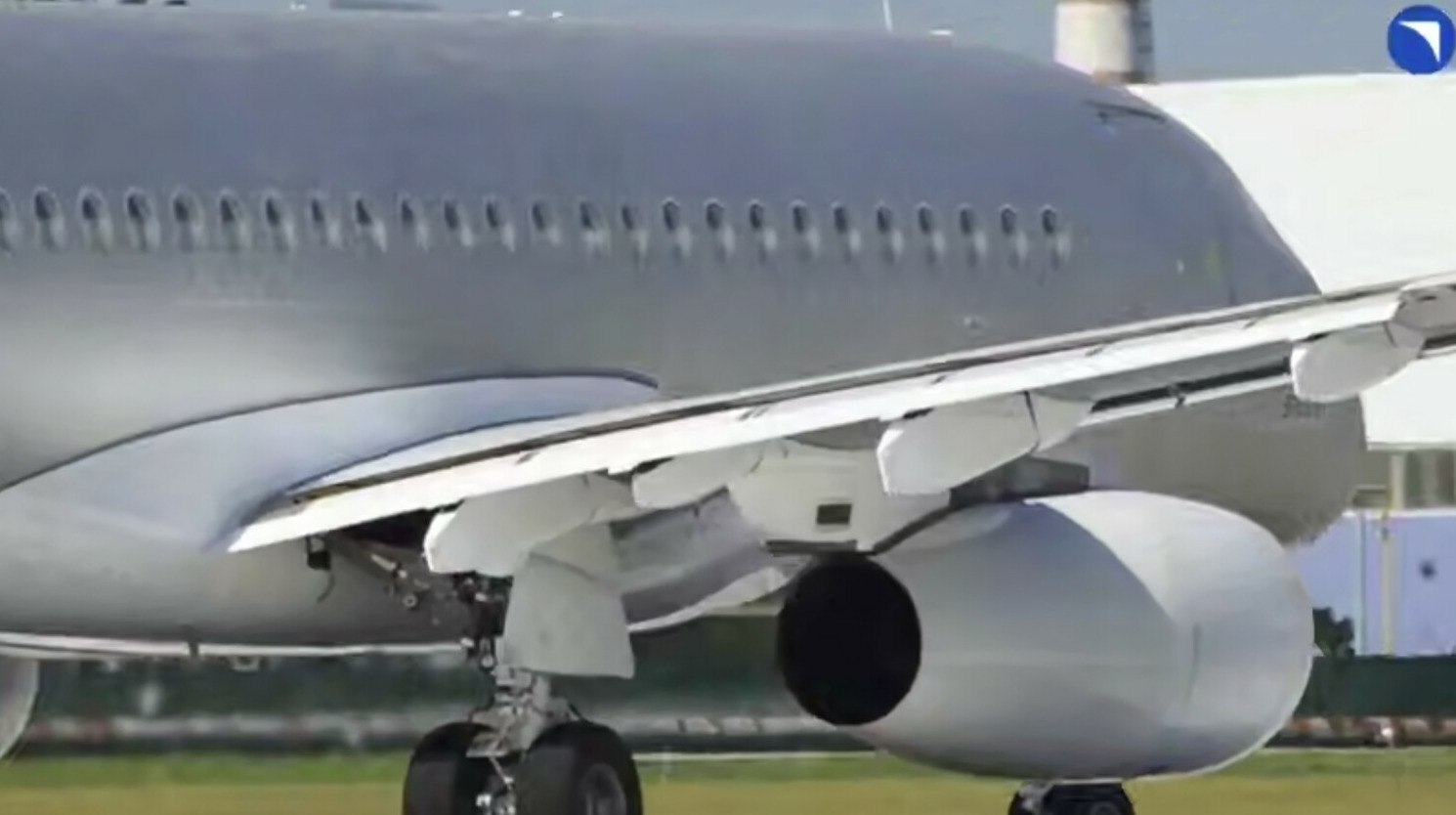 Sukhoi Superjet New с российскими двигателями совершил первый полет Импортозамещенная версия Sukhoi Superjet 100 впервые поднялась в воздух с российскими двигателями На самолете заменили десятки зарубежных систем и агрегатов передает ArbatMedia Самолет Sukhoi Superjet New модернизированная версия Sukhoi Superjet 100 с отечественными компонентами поднялся в небо с заводского аэродрома в Комсомольске на Амуре Испытательный полет длился примерно час как сообщила пресс служба Ростеха В ходе работ по замене импортных деталей на самолете установили десятки российских систем и узлов включая двигатели ПД 8 отечественного производства Воздушное судно также получило модернизированный фюзеляж В Ростехе отметили что в настоящее время на разных стадиях производства находятся 24 серийных борта SJ 100 Ростех приступил к созданию версии SJ 100 с российскими компонентами в 2020 году Планировалось потратить на создание лайнера до 130 миллиардов рублей и завершить проект к 2023 году Прислать новость