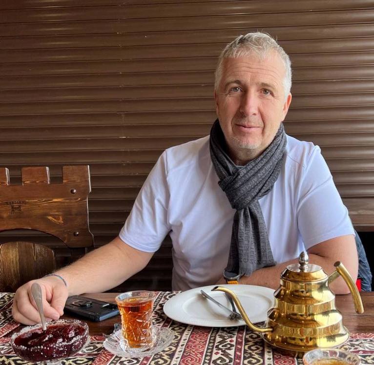 Задержан гендиректор турбазы «Ергаки» в Саянах, где 2 февраля погибла 15-летняя туристка. Девочка врезалась в дерево, катаясь с гор. Трасса не была оборудована ограждениями, а сам склон использовался без разрешения надзорных инстанций. В отношении 58-летнего бизнесмена Виктора Верьясова возбуждено уголовное дело. В ближайшее время ему изберут меру пресечения. Делитесь вашими новостями через бот обратной связи