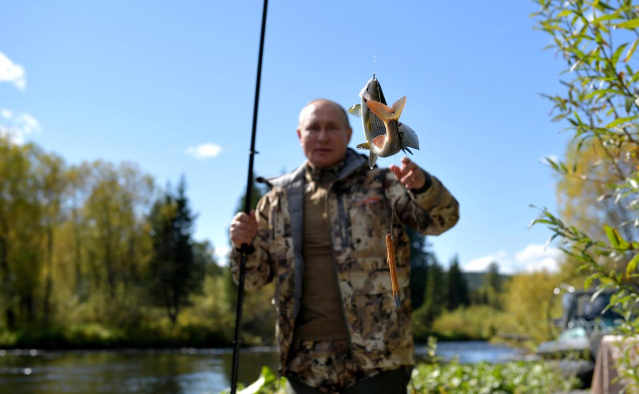 Владимир Путин никогда официально не уходит в отпуск, но иногда у него случается пара выходных, и то неполноценных, сообщил Песков в комментарии для «Юнашев Live».    Фото: Kremlin.ru  #НовостиРоссии