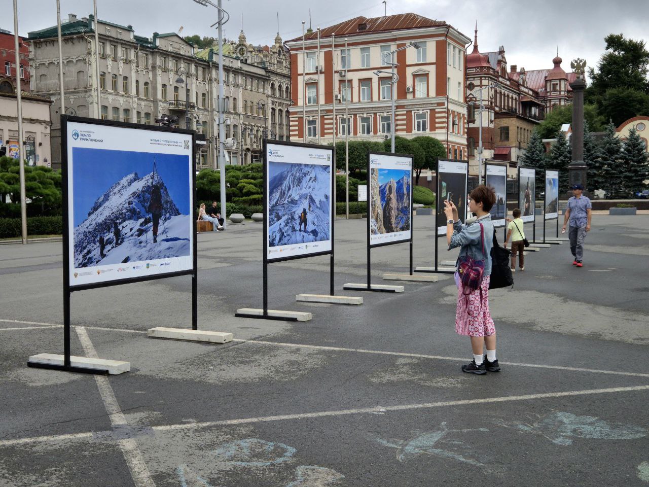Фотовыставка посвященная конкурсу Дальний Восток Земля приключений открылась во Владивостоке На площади Борцов Революции можно увидеть фотоработы финалистов второго сезона конкурса в их числе Денис Шевченко из Магадана Открытие состоялось в преддверии юбилейного десятого ВЭФ Фотовыставка позволит гостям увидеть первозданную природу Дальнего Востока подняться на горы и вулканы поплавать с огромными китами насладиться звенящей тишиной зимней тайги свежестью морского ветра и неповторимыми закатами На каждом макете есть qr код после сканирования при помощи мобильного устройства вы сможете увидеть короткометражный фильм который снимал финалист конкурса а также узнать детали маршрута На площадке Восточного экономического форума соберутся тысячи людей из десятков стран Приедут те кто хочет узнать Дальний Восток вкладывать инвестиции в развитие макрорегиона путешествовать и знакомиться с уникальной природой Дальний Восток поражает своим разнообразием Это и арктические суровые земли тундра и тайга спящие и действующие вулканы Камчатки и Курильских островов самое глубокое озеро в мире священный Байкал Шантарские острова Хабаровского края уникальная флора и фауна Участники конкурса Дальний Восток Земля приключений создают фильмы о красоте природы выносливости и силе духа людей сложности туристических маршрутов Выставка рассказывает об этих путешествиях и приглашает увидеть красоты Дальнего Востока своими глазами сказал инициатор конкурса полномочный представитель Президента РФ в ДФО Юрий Трутнев Напомним сейчас проходит III сезон конкурса Дальний Восток Земля приключений На оценку жюри поступило 214 короткометражных фильмов Чтобы принять участие в III сезоне Всероссийского конкурса на лучшее путешествие Дальний Восток Земля приключений необходимо снять короткометражный фильм длительностью до 8 минут о своем путешествии на Дальний Восток или в Арктику и направить его через сайт путешественникдв рф до 15 января 2026 года Мы в МАХ gov49