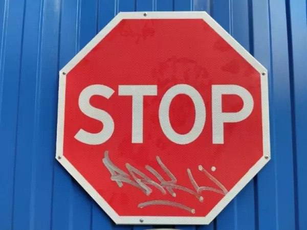 В Ростове на Сиверса на полгода ограничат движение транспорта Об этом сообщает департамент автодорог и организации дорожного движения. Ограничения будут действовать на участке возле дома №12Д. Меры ввели из-за строительно-монтажных работ с 19 июня по 20 ноября. Что именно будут строить на участке, пока не сообщается.
