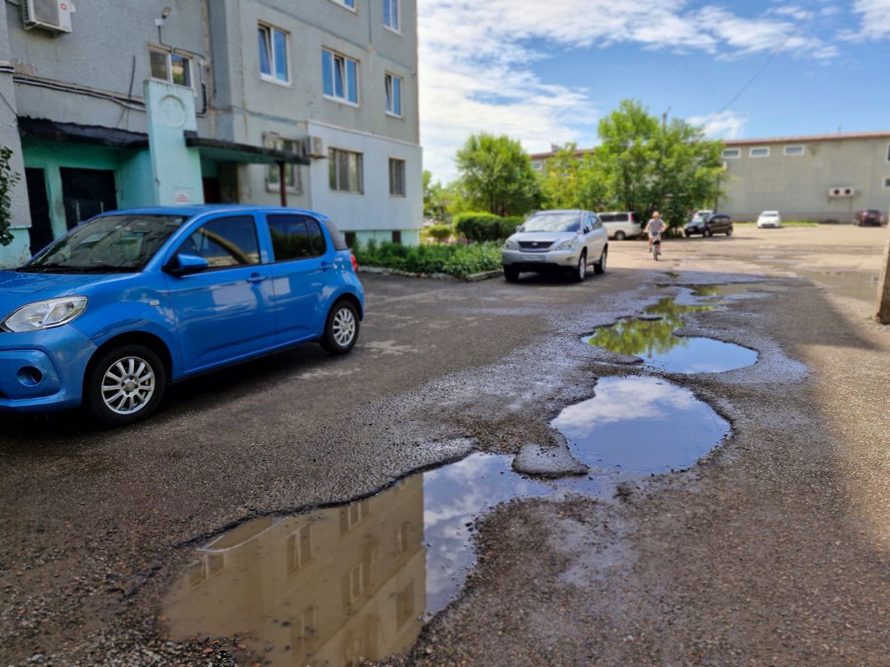 Первые два двора в Арсеньеве будут отремонтированы по федеральной программе благоустройства Дальневосточных дворов Как сообщили в управлении жизнеобеспечения администрации городского округа, нашему городу выделены средства на ремонт дворовых территорий по ул. Островского, 12 ТСЖ «Дружба» и ул. Островского, 9 ТСЖ «Багульник» . Эти два дома занимают первые строчки в списке победителей программы «1000 дворов Приморья», которая в этом году в нашем крае не реализуется. Работы в дворовых территориях по данной программе осуществляются путем предоставления субсидий на возмещение затрат на благоустройство управляющим компаниям и ТСЖ. В двух арсеньевских дворах будут заменены бордюры, выполнено асфальтирование, установлены урны и лавочки, оборудованы дополнительные парковочные места. Ремонтные работы начнутся в конце июля и завершатся к 1 сентября. В администрации города прорабатывается вопрос о выделении дополнительных средств по этой программе на 2025 год.