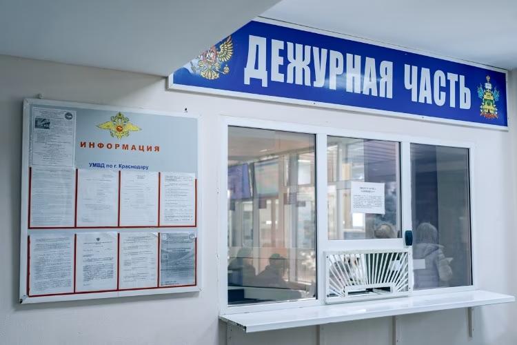 Школьники Горячего Ключа вели чат, где обменивались порнографией Встревоженные родители школьников Горячего Ключа попросили поддержки у общественности. В учебном заведении города Горячий Ключ органы правопорядка начали проверку в связи с выявлением переписок с сомнительным контентом. Об этом сообщили в пресс-службе ГУ МВД по Краснодарскому краю. Оказалось, что учащиеся создали собственное онлайн-сообщество, где обменивались фотографиями интимного характера. Группу с школьной запрещенкой сейчас закрыли. Ее администраторов и участников опросят инспекторы по делам несовершеннолетних. Задача правоохранительных органов – подтвердить достоверность сведений и установить личности всех причастных. Отправить новость Подписаться