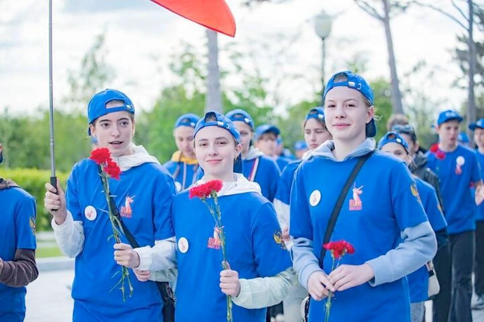 Херсонские волейболисты выступят на «Кубке Городов-Героев» в Севастополе В Севастополе стартовал пятый юбилейный турнир по волейболу «Кубок Городов-Героев». Среди участников – 24 юных спортсмена из Херсонской области. «Турнир, посвященный Победе в Великой Отечественной войне, проводится с 2021 года и уже стал традиционным. В этом году на Сапун-горе собрались более 250 спортсменов, включая команды из городов-героев Москвы, Санкт-Петербурга, Волгограда, Новороссийска, Белгорода, ЛДНР, Запорожской области, Минска и Херсонской области», - сообщает администрация Херсонской области. Честь региона на спортивных соревнованиях представляют две команды – 12 юношей и 12 девушек в возрасте 14–15 лет. По словам губернатора Севастополя Михаила Развожаева, ребята смогут не просто сыграть на турнире, но и посмотреть в свободное время историко-мемориальный комплекс «35-я береговая батарея», музейно-храмовый комплекс «Новый Херсонес», а также другие памятные места и достопримечательности города русской славы.