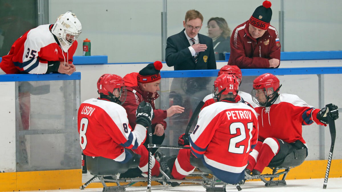 IPC подтвердил право сборной России по следж хоккею участвовать в ЧМ в дивизионе С это нужно для отбора на Паралимпиаду 2030 Такой информацией с Матч ТВ поделился президент ПКР Павел Рожков IPC направил в ПКР информацию подтверждающую право сборной команды России по следж хоккею участвовать в ЧМ в дивизионе С Соревнования запланированы на следующий год однако место их проведения и состав участников ещё не определены Для отбора на Паралимпийские игры 2030 года сборной России необходимо будет последовательно пройти квалификацию выступая в дивизионах С и В после чего успешно выступить в высшем дивизионе Мы продолжаем работу с IPC по организации участия наших спортсменов в соревнованиях news matchtv Дмитрий Челяпин Матч ТВ