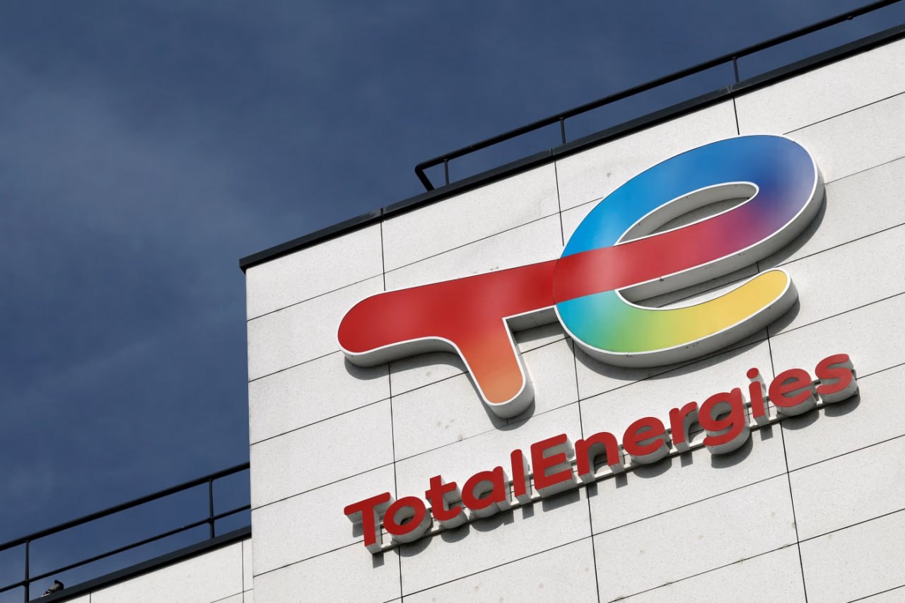 TotalEnergies приходит на шельф Нигерии Французская компания TotalEnergies стала первой за 10 лет иностранной компанией которая получила разрешение на разведку углеводородов у берегов Нигерии Компания получила две лицензии на проведение геолого разведочных работ на участках PPL 2000 и PPL 2001 TotalEnergies будет принадлежать доля в 80 а 20 South Atlantic Petroleum Площадь участков достигает 2000 кв м Ранее ИнфоТЭК сообщал что Нигерия планирует в 2 7 раза нарастить добычу нефти в 2030 году с текущих около 1 5 млн баррелей в сутки до 4 млн б с Нигерия является крупнейшим в Африке производителем нефти однако в прошлом добыча в стране сильно снизилась из за хищений вандализма на трубопроводах и недостаточных инвестиций В последние годы Нигерия стала довольно активно развивать свою собственную нефтяную промышленность в том числе из за нежелания иностранных инвесторов наращивать инвестиции в отрасль Напомним что до этого почти все объекты нефтедобычи и экспорта контролировались иностранными компаниями