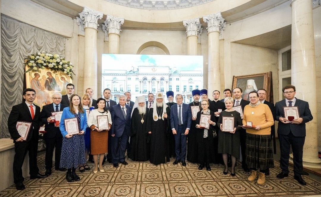 Редактор Родины Андрей Ганин стал лауреатом Макариевской премии Первая премия по гуманитарным наукам 2025 года в номинации История России и русского зарубежья присуждена ему за фундаментальный труд Кадры Генерального штаба в период Гражданской войны в России 1917 1922 годах Вручение премии возглавил Патриарх Московский и всея Руси Кирилл Она носит память митрополита Московского и Коломенского Макария Булгакова и создана в 1867 году по его завещанию с целью поощрения отечественных талантов посвящающих себя делу науки и общеполезных занятий Макариевская премия остается одной из самых известных премий России Как и до 1917 года сегодня она вручается не только богословам но и ученым других специальностей Мы от души поздравлчем Андрея с наградой rodinargru