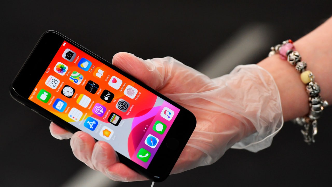 ПРОЩАЙ IPHONE SE APPLE ПРИЗНАЛА ЛЕГЕНДАРНУЮ МОДЕЛЬ УСТАРЕВШЕЙ Apple официально объявила iPhone SE первого поколения устаревшим прекратив его сервисное обслуживание по всему миру Больше никаких ремонтов замены батареи и прочих услуг для этой модели в фирменных и авторизованных сервисных центрах Об этом сообщает MacRumors Представленный в марте 2016 года iPhone SE снятый с продажи в сентябре 2018 го продержался более семи лет именно столько нужно чтобы Apple признала устройство устаревшим Этот компактный телефон сочетавший дизайн iPhone 5s с мощностью iPhone 6s процессор A9 Touch ID был создан для тех кто ценил небольшие размеры Apple позже выпустила iPhone SE 2 и 3 поколений в корпусе iPhone 8 но в феврале 2025 года линейка SE была закрыта уступив дорогу более доступному iPhone 16e ФОТО Михаил Воскресенский РИА Новости аврорамедиа гаджеты Информационная экосистема АВРОРА  МЕДИА МЕДИА НОВОСТИ РЕГИОН ЛАЙФ СПОРТ ГЕРЛЗ ХАЙТЕК ПЕРСОНЫ ИНСАЙД КРИМИНАЛ МОЛОДОСТЬ LIVE Медиа ресурсы АВРОРА  МЕДИА VK ВИДЕО RUTUBE YOUTUBE ДЗЕН VK TELEGRAM