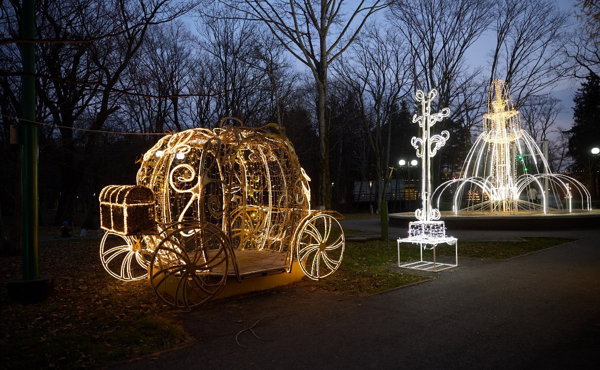 Губернатор Сахалина Валерий Лимаренко поручил украсить городской парк Южно Сахалинска Обновлённое новогоднее оформление и ледовый городок появится в парке Гагарина Южно Сахалинск На сегодня проведена техническая отладка всех светящихся фигур смонтированы новогодние консоли установлены новые арт объекты и тематическая световая иллюминация Традиционно подготовят два катка на стадионе Космос малый и большой а также ледовый городок из ледовых и снежных композиций С 1 января на стадионе Космос разместят крупные арт объекты включая большую фигуру снежного медведя А в досуговом центре Теремок будет работать резиденция Деда Мороза Сахалин