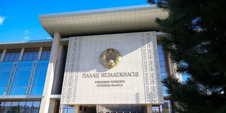 Лукашенко возобновил приглашение Президенту Казахстана совершить официальный визит в Беларусь Президент Беларуси Александр Лукашенко во время телефонного разговора с Президентом Казахстана Касым Жомартом Токаевым повторно предложил ему совершить официальный визит Цель визита комплексно обсудить двусторонние вопросы и определить перспективные проекты В пресс службе белорусского лидера отметили высокую динамику контактов между двумя странами на различных уровнях За последние полгода состоялся ряд знаковых визитов включая посещение Казахстана премьер министром и министр иностранных дел Беларуси Ожидается что осенью казахстанская делегация во главе с премьер министр прибудет в Минск для участия в Евразийском межправительственном совете и выставке ИННОПРОМ Разговоры на кухне
