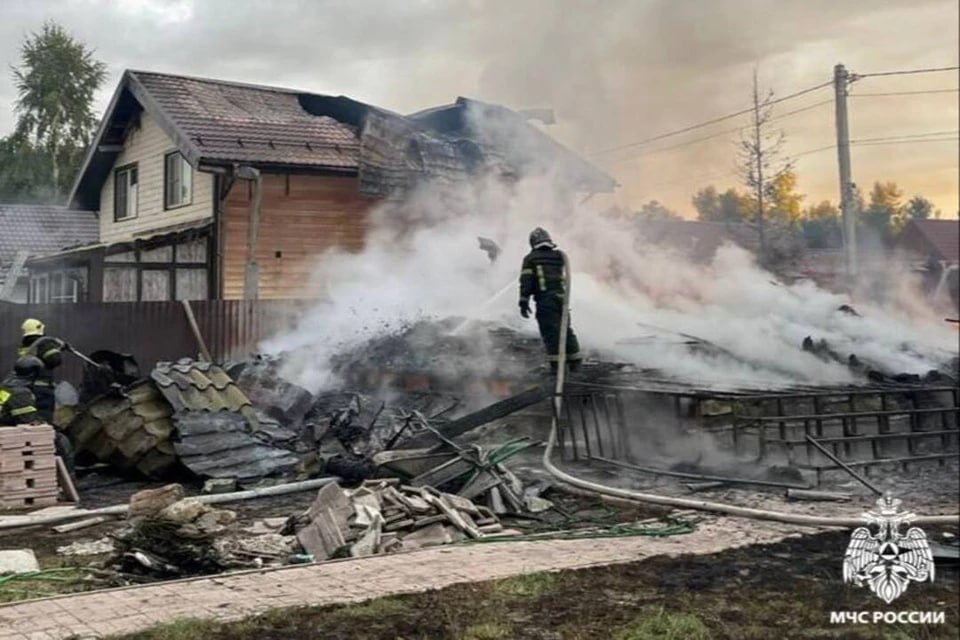 Под Новосибирском ночью вспыхнул мощный пожар — сгорел садовый дом  Пожар произошёл в садовом обществе «Лидер» в Новосибирском районе. В 3:20 поступил сигнал о возгорании на улице Кедровая — через 7 минут пожарные уже были на месте.  Огонь охватил 274 квадратных метра. За полтора часа спасатели справились с открытым огнём. Пострадали садовый дом, несколько хозпостроек и крыша соседнего здания. Благодаря оперативным действиям пожарных пламя не распространилось дальше.  К тушению привлекли 16 человек и 5 единиц техники, сообщили в МЧС.  Фото: МЧС     Прислать новость