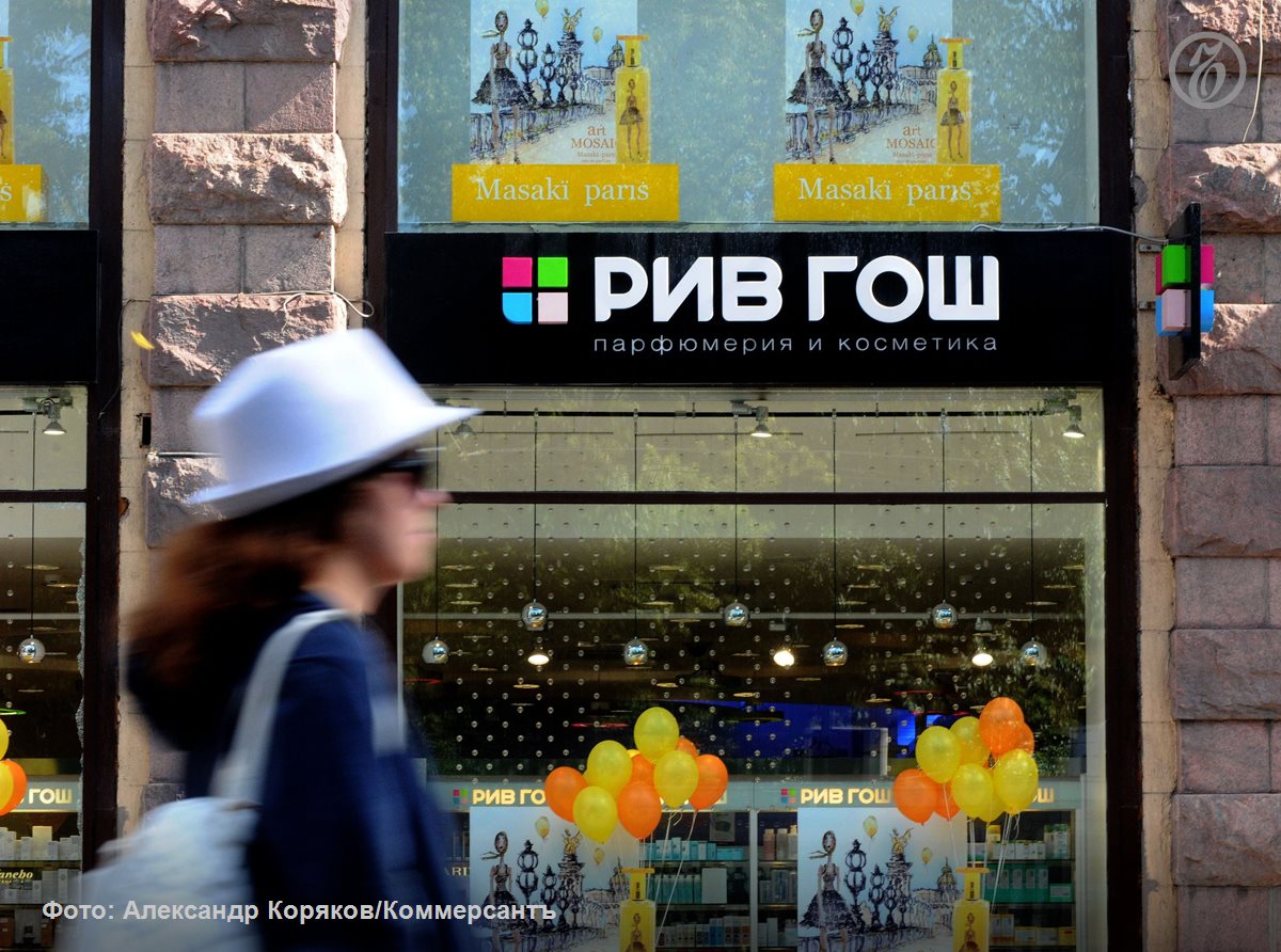 Владельцы сети Рив Гош планируют продать бизнес рассказали Ъ пять источников на рынке ритейла Основным претендентом на бизнес считаются структуры Севергрупп Алексея Мордашова Передать свою долю предпринимателю может в том числе семья экс совладельца Юлмарта Августа Мейера Сооснователь Лариса Карабань рассчитывает сохранить участие в сети Рив Гош пятый по обороту косметический ритейлер России но его стоимость не превышает 6 млрд руб Под вывеской Рив Гош работает более 250 магазинов в 88 городах России Один из источников Ъ на рынке ритейла считает что договоренность о продаже Рив Гош была достигнута еще в ходе обсуждения сделки с Улыбкой радуги Ъузнал