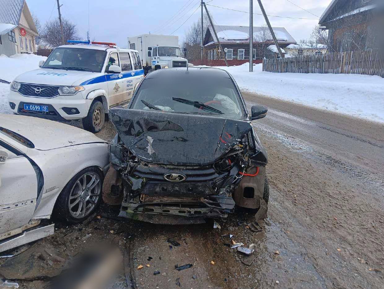 Два человека получили травмы по вине пьяного водителя в Удмуртии.  ДТП произошло утром 10 марта в деревне Штанигурт Глазовского района. 28-летний мужчина, не имеющий водительских прав,  за рулем Toyota Chaser выехал на встречную полосу дороги и совершил столкновение с «Ладой Грантой», которой управляла 38-летняя женщина.  В результате ДТП женщина-водитель получила травмы, ее увезли в больницу. Также врачи оказали разовую медпомощь 28-летнему пассажиру автомобиля Toyota Chaser.  В Госавтоинспекции уточнили, что у водителя иномарки имелись признаки алкогольного опьянения, но от прохождения медосвидетельствования он отказался. Виновника ДТП отстранили от управления транспортом, автомобиль поместили на спецстоянку.     -info