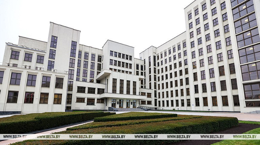 Правительством утверждена госпрограмма Устойчивое предпринимательство на 2026 2030 годы Соответствующее постановление подписал премьер министр Александр Турчин Ее целью является создание благоприятных условий для осуществления предпринимательской деятельности и динамичного развития малого и среднего предпринимательства Реализация госпрограммы в очередной пятилетке будет направлена на решение двух задач стимулирование развития субъектов малого и среднего предпринимательства и создание комфортного бизнес климата пояснили в пресс службе Объем финансирования государственной программы на 2026 2030 годы составляет Br64 191 6 млн в том числе республиканский бюджет Br70 3 млн местные бюджеты Br91 7 млн собственные средства банков Br64 029 7 млн Сайт TikTok VK Instagram YouTube ОК Стикерпак ВВ Чат бот