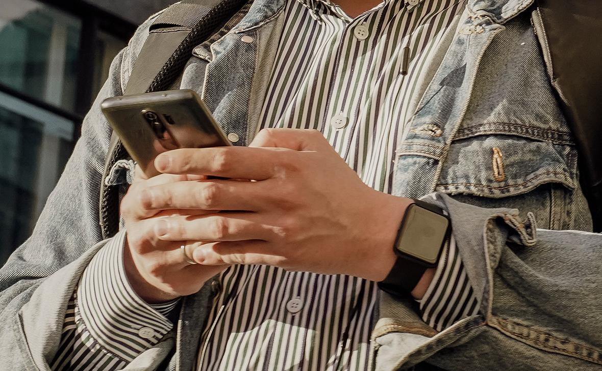 «Киба», взрослые игры и Telegram: как МТС заходит на рынок гейминга с мини-бюджетом и максимумом возможностей? МТС запустил игровой центр, стартовав с детского проекта «Киба» на Telegram Mini App — пяти мини-игр для аудитории до 12 лет; В разработке — мультиплатформенная игра для взрослых, которую сначала выпустят в Telegram, а потом в мобильных магазинах; Telegram выбран из-за его популярности у детей: 18% времени юных пользователей 7–11 лет приходится на этот мессенджер Mediascope . Запуск игры в Telegram занял несколько месяцев против традиционных сроков — это в 2–3 раза быстрее, чем публикация в магазинах приложений. При бюджете в ₽3-4 млн и гибком продвижении МТС тестирует воду, чтобы затем масштабировать успешные проекты Учитывая тренд на «микробюджетные» игры и силу Telegram, через год МТС может войти в топ-5 российских мобильных издателей — если хотя бы один проект «выстрелит».