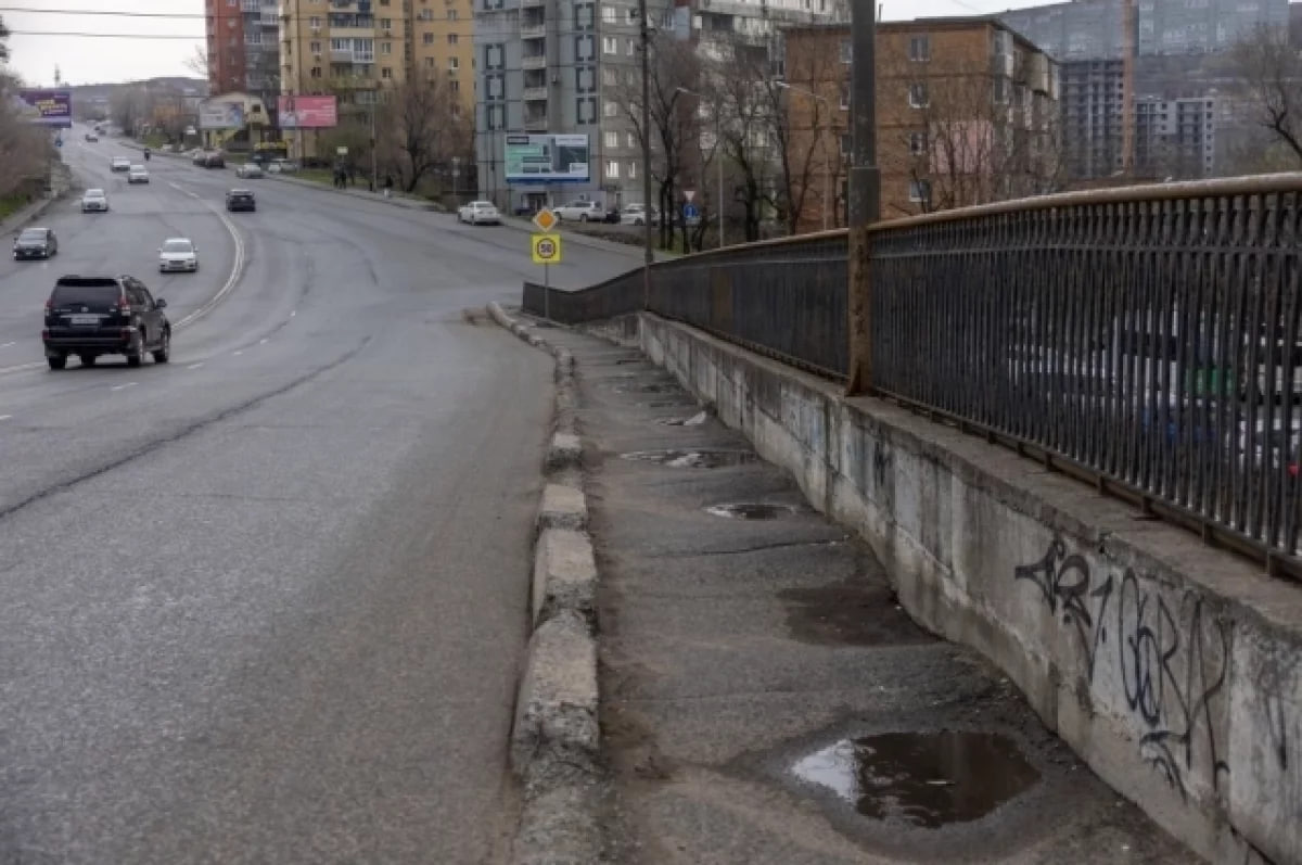 Мэр Владивостока поручил восстановить асфальт на пешеходной части мостового перехода у остановки «Баляева» . Работы начнутся в этом году из-за неудовлетворительного состояния покрытия. Одновременно профильные службы займутся ремонтом разрушенной подпорной стены вдоль улицы Котельникова, ведущей к остановке . В городе продолжается масштабное обновление тротуаров и дорог, включая реконструкцию улиц Жигура и Стрелочной, а также комплексные работы на других участках . Источник: пресс-служба администрации Владивостока #Владивосток #ремонт #дороги #инфраструктура Подробнее