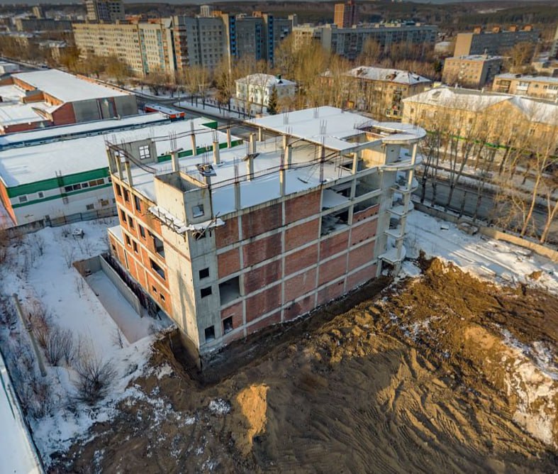 Долгострой планируют превратить в бизнес центр на перекрёстке улиц Первомайской и Шмидта 5 этажный торгово офисный комплекс начали строить ещё в 2012 году но работы были остановлены В 2023 году главой компании СЗ Первомай которой принадлежит здание стал Евгений Груздев учредитель компании Фридом Сити сообщает НГС Он задумал достроить здание превратив его в бизнес центр с коммерческими помещениями на первом этаже Завершить работы планируется в первом квартале 2027 года