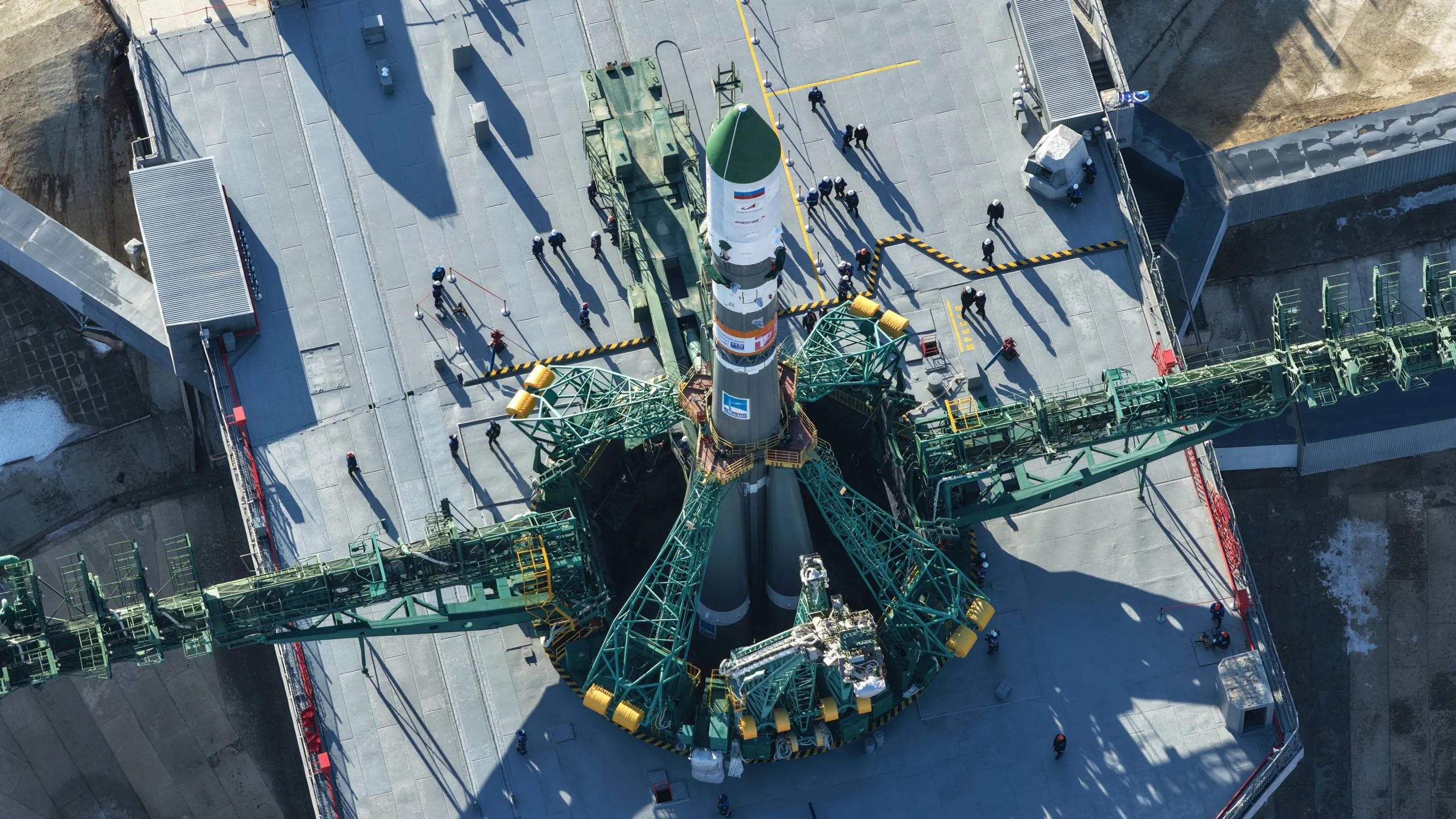 Кинопоиск и Роскосмос будут транслировать запуски кораблей и эфиры с МКС Кинопоиск и Роскосмос Медиа подписали соглашение о сотрудничестве в сфере продвижения космической тематики На платформе Кинопоиск будут регулярно появляться прямые трансляции запусков космических кораблей и эфиров с МКС в том числе по программе перекрёстных полетов а также эксклюзивные специальные форматы тематические подборки документальные проекты и редакционные материалы о космосе и технологиях Весной этого года на Кинопоиске уже появилась специальная тематическая карточка Просто космос в ней можно найти записи всех состоявшихся космических запусков В дальнейшем она будет пополняться новыми материалами Ближайшая трансляция выхода космонавтов в открытый космос ожидается 27 мая