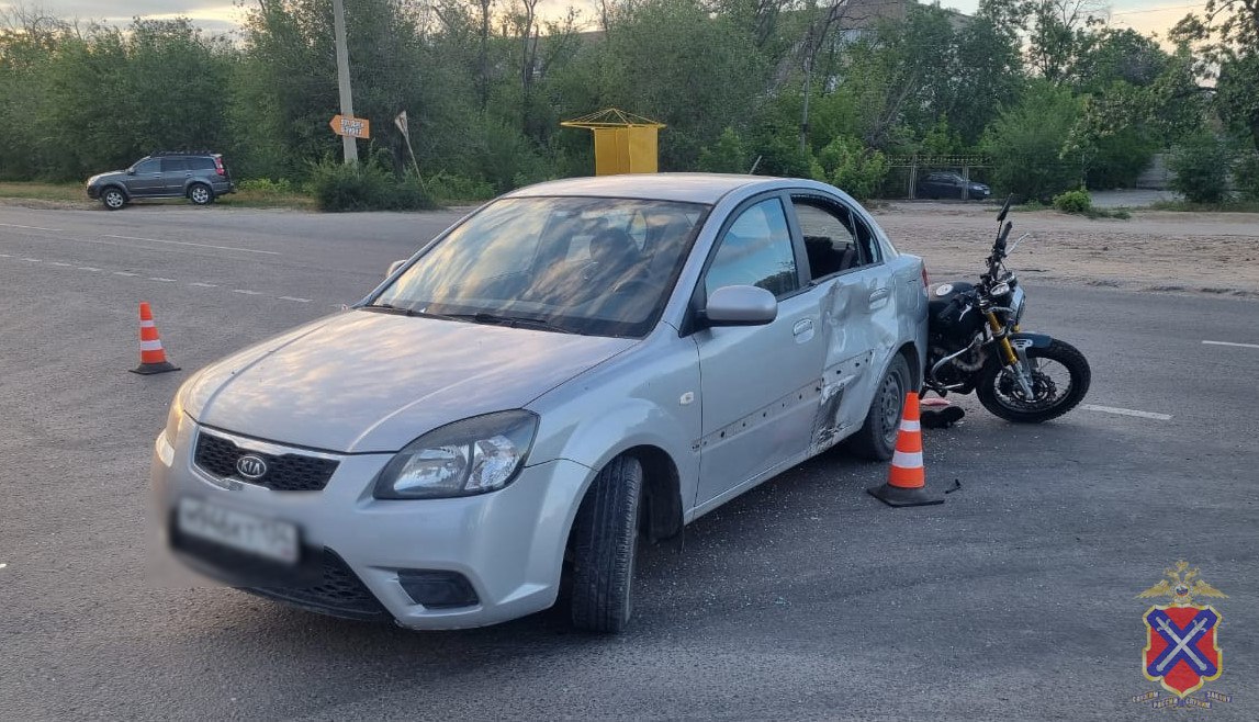 ДТП в Волжском: два происшествия за день Напротив дома 239 на пр. Ленина на перекрестке столкнулись сразу три авто. В результате аварии две маленькие девочки-пассажирки одной из машин были госпитализированы. В этот же день напротив дома 51 на ул. Пушкина девушка на мотоцикле врезалась в иномарку. Ее увезли в больницу. Будьте осторожны на дорогах! Подписаться