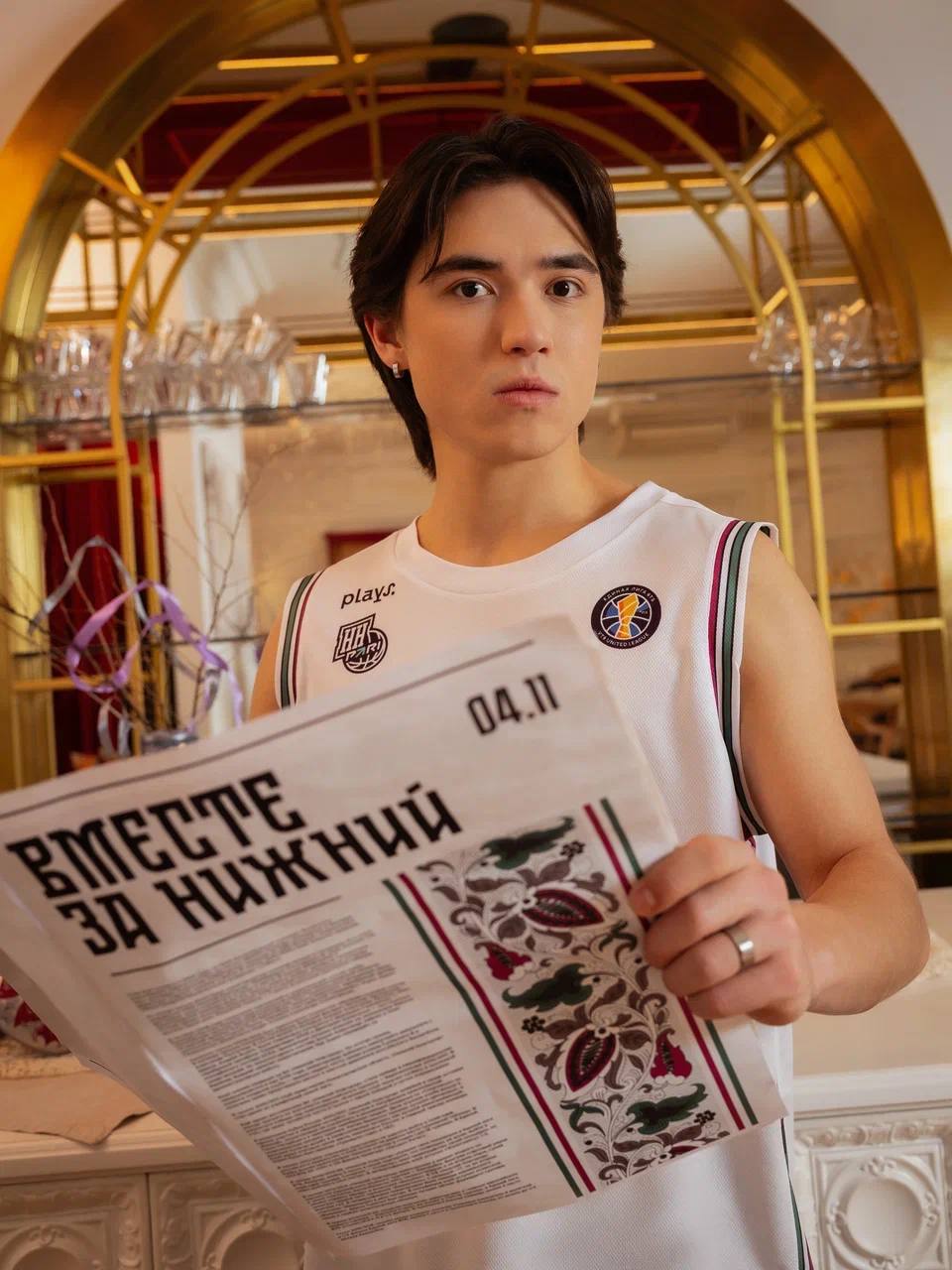 Проект Вместе за Нижний родился из идеи объединить спортивные клубы города ко Дню народного единства Всё началось с формы одинаковой для всех команд но с разными деталями для каждого вида спорта Пять лет спустя это уже не просто проект а целое движение семь клубов одна идея быть вместе В этом году проект объединяет хохлома На форме каждой команды отдельная эпоха хохломы свои орнаменты и цветовая палитра Вместе они складываются в большое полотно ВЗН давно вышел за пределы спорта в этом году появились коллаборации с ресторанами коллекция мерча Но смысл остаётся тем же показывать что единство создаём мы сами С праздником Нижний С Днём народного единства