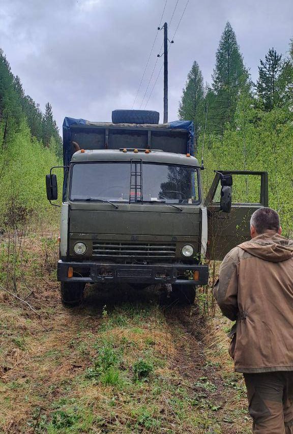 Криптогрузовик обнаружили в Бурятии Энергетики нашли «чудо-грузовик» при плановом осмотре ЛЭП: внутри — 95 майнеров, рядом трансформаторка как у небольшого посёлка. Двое «водителей» мгновенно испарились на внедорожнике. Специалисты отмечают, что из-за таких «умельцев» у жителей — скачки напряжения, перегрузки и перебои. Это уже шестой случай с начала года. Напомним, из-за энергодефицита майнинг официально запрещен во всех районах кроме Северобайкальского и Муйского с 15 ноября по 15 марта. В оставшееся время он разрешен компаниям из спецреестра.