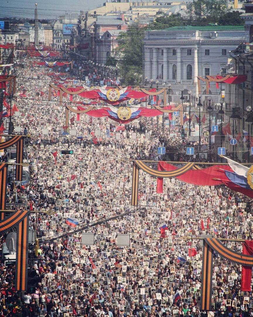 Около миллиона человек выйдут на "Бессмертный полк" в Петербурге 9 мая. В этом году шествие "Бессмертного полка" может собрать до миллиона участников. Колонна начнёт формироваться на площади Александра Невского и пройдет по Невскому проспекту до Дворцовой площади. Организаторы обещают обеспечить безопасность и комфорт на всем маршруте. – жми тут / Прислать новость #спб #питер #Петербург