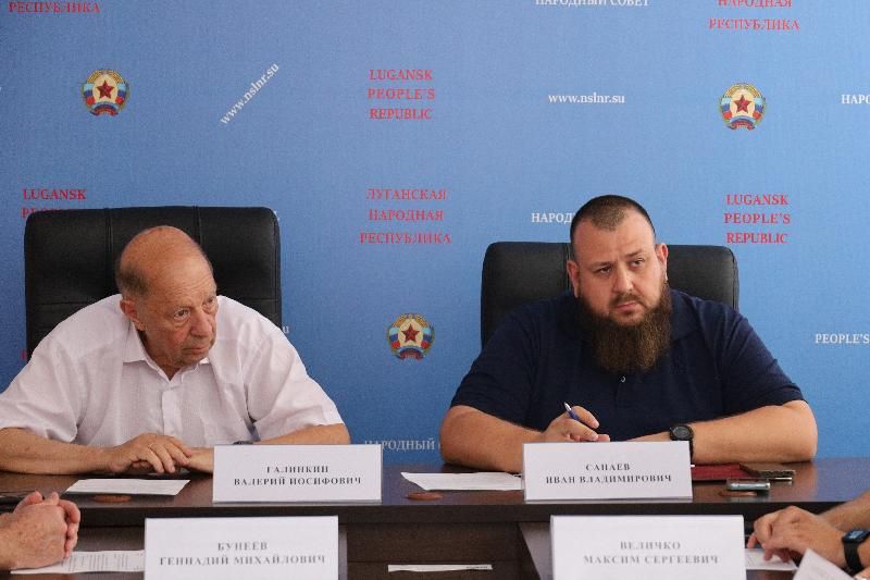 В Социальном комитете обсудили развитие сферы здравоохранения в республике ⁠ В Социальном комитете состоялось заседание с участием заместителя министра здравоохранения ЛНР Дмитрия Глуховского, руководителя ГУП ЛНР «Лугмедфарм» Ивана Березкина и председателя Аккредитационной комиссии по аккредитации специалистов с фармацевтическим образованием в ЛНР Николая Горбарука.  Председатель профильного комитета Иван Санаев сообщил, что в рамках заседания присутствующие обсудили следующие вопросы:  доступность и расширение ассортимента лекарственных препаратов для жителей отдаленных территорий республики; борьба с онкологией и сахарным диабетом в регионе; пути устранения дефицита кадров в сфере здравоохранения. «Доступность лекарственных средств в отдаленных населенных пунктах республики – тема, которая оста...  Подробнее>>>
