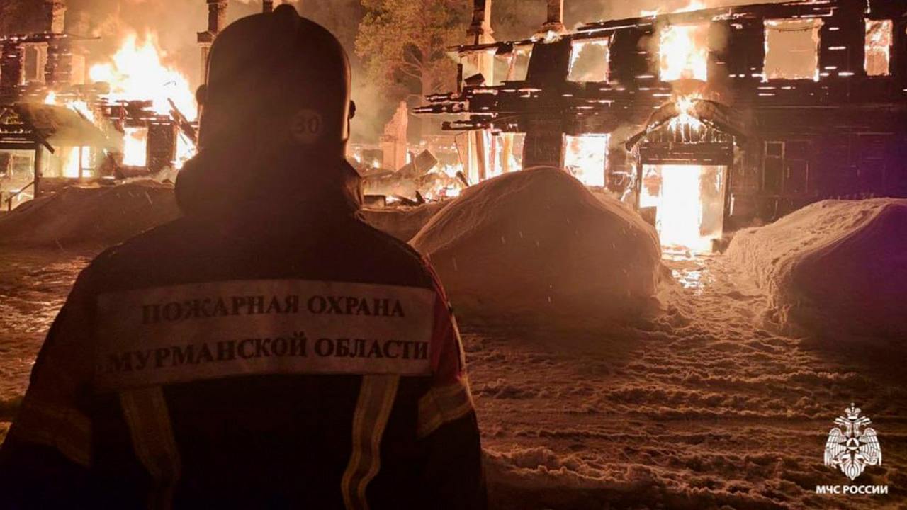 В Кировске огнеборцы больше 9 часов тушили горящий жилой дом  Накануне вечером пожар вспыхнул в деревянном доме №9 на улице Садовой. По данным ГУ МЧС России по Мурманской области, два пожарно-спасательных подразделения потушили огонь к 05:40 на следующие сутки. Огонь полностью уничтожил здание площадью 200 квадратных метров. Из дома эвакуировали восемь 50-литровых баллонов с пропаном. Информации о пострадавших нет. Причины возгорания предстоит установить.  Фото: ГУ МЧС России по Мурманской области    Подпишись — Вести Мурман