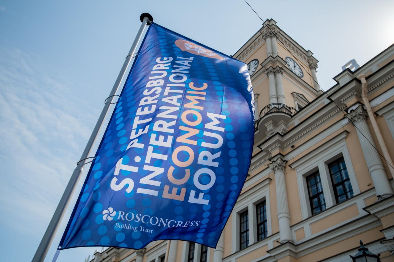 Объём контрактов на ПМЭФ-2025 может превысить 7,5 трлн рублей В 2024 году эта сумма достигла 6,4 трлн рублей, рост может составить 20%. По оценкам экспертов из РЭУ имени Плеханова, сумма заключённых на ПМЭФ-2025 контрактов может быть на уровне 7–7,5 трлн рублей. С такой оценкой согласен независимый эксперт Андрей Бархота: по его словам, в этом году сумма сделок может даже превысить 8 трлн рублей, передают "Известия". Среди ключевых сделок, по оценке "Финам", будут проекты в сферах технологического суверенитета, замещения импорта, цифровизации экономики, модернизации инфраструктуры и развития сотрудничества с партнёрами Азии, Африки и Латинской Америки. Сергей Ермохин/ "ДП"