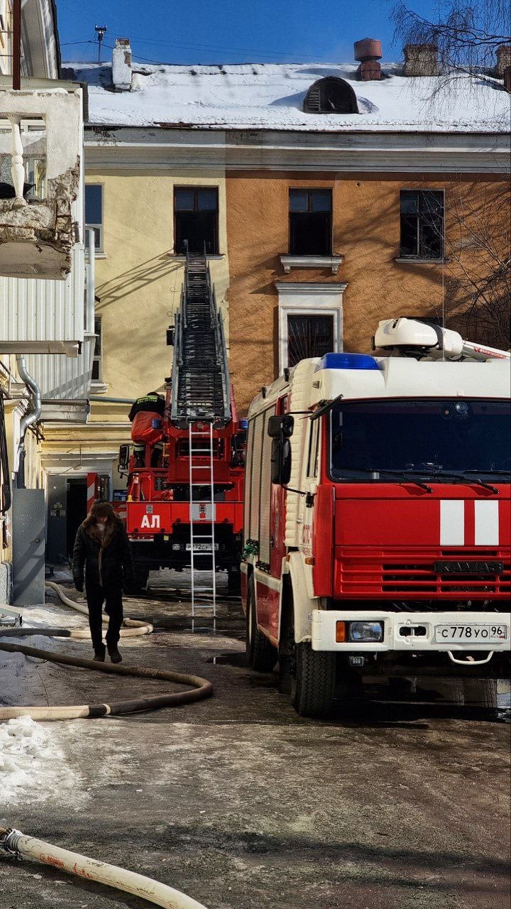 60 спасателей приехали тушить пожар в доме на Эльмаше  Огнем охватило два этажа в квартире трехэтажного дома на Краснофлотцев, 12, который ранее частично расселили.  Из здания эвакуировали 30 человек. По словам жителей, пожар очень быстро потушили. Улицу перекрыли для водителей.  Площадка в районе улицы Краснофлотцев входит в программу комплексного развития территорий  КРТ . Здесь построят новые дома.  Фото: Антон Буценко, 66.RU    Новости из Екатеринбурга