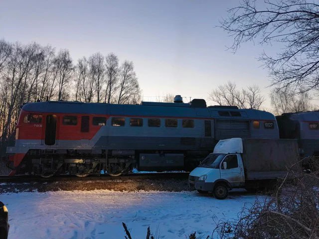 Машинист в сговоре с двумя подельниками слили из тепловоза более двух тонн солярки Так, трое ушлых людей заранее договорились слить солярку. Свой план они задумали осуществить ночью на перегоне Венев – Грицово. По коварной схеме машинист «невзначай» оставил на обговоренном участке ж/д дороги свой локомотив. Там его уже ждали сообщники на двух «Газелях». Далее с помощью мотопомп злоумышленники стали перекачивать солярку в резервуары, которые располагались как раз таки в кузовах их авто. Но довести свой преступный план до конца они не смогли: на месте их задержали транспортные полицейские. Но хитрые товарищи успели к тому моменту слить почти 2,5 тонны топлива губа не дура . Сейчас в отношении правонарушителей возбудили уголовное дело. Фигуранты находятся под подпиской о невыезде.