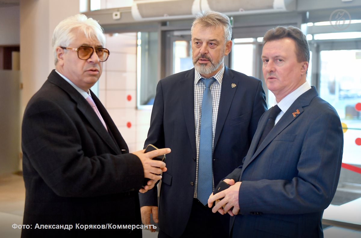 Глава азербайджанской диаспоры в Петербурге Вагиф Мамишев: «Там без нас разберутся»  Бизнесмен и глава «Азербайджанской национально-культурной автономии»  АНКА  Вагиф Мамишев сообщил «Ъ-СПб», что ему на данный момент не поступали жалобы от представителей местной диаспоры на действия правоохранительных органов.  «В нашем Петербурге и вообще на Северо-Западе все спокойно, тихо. Мы говорили с губернатором  Александром Бегловым — «Ъ-СПб» . Это дела межгосударственные. Там без нас разберутся. Каждый занимается своими делами. У преступников нет национальности. Я думаю, что в скором времени все закончится — и все, как и было, будет спокойно. Поддаваться панике не нужно»,— подчеркнул руководитель АНКА.  В разговоре с «Ъ-СПб» господин Мамишев отметил, что некоторые СМИ нагнетают обстановку на фоне событий в Екатеринбурге. Сам глава диаспоры поблагодарил руководство города и Ленинградской области за то, что они «трезво смотрят на ситуацию».