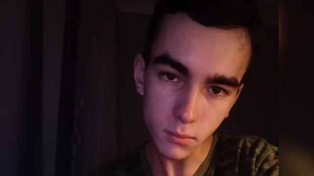 Молодого парня с диагнозом ДЦП из Волгограда отправили в колонию на 12 лет за перевод 3000 рублей в Украину В Волгограде суд вынес приговор 21-летнему студенту Андрею Глухову, страдающему церебральным параличом, которого обвинили по статье 275 УК РФ госизмена . Ему назначили 12 лет колонии строгого режима. По словам отца осужденного, молодой человек, второкурсник Волгоградского политехнического колледжа, выступал против российского вторжения в Украину. После начала войны он «то ли по игре», то ли в интернете познакомился с человеком, представившимся гражданином Украины и утверждавшим, что собирает подписи в целях «ускорения переговоров». Также новый знакомый прислал Глухову номер счета в украинском банке, куда тот перевел, по словам отца осужденного, «два раза по 1500 рублей». Подписаться Прислать новость