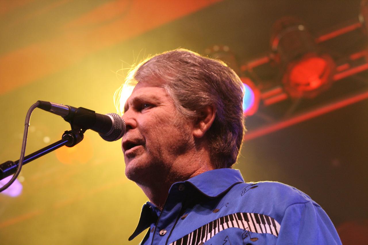 Умер основатель группы The Beach Boys Брайан Уилсон. Ему было 82 года. О смерти музыканта сообщила его семья. Группа The Beach Boys была основана в 1961 году. По мнению многих критиков, ее альбом Pet Sounds стал переломным для развития рок-музыки шестидесятых. Пол Маккартни назвал его источником вдохновения для The Beatles, отмечает Associated Press. В 1988 году The Beach Boys были включены в Зал славы рок-н-ролла. Richard King/commons.wikimedia