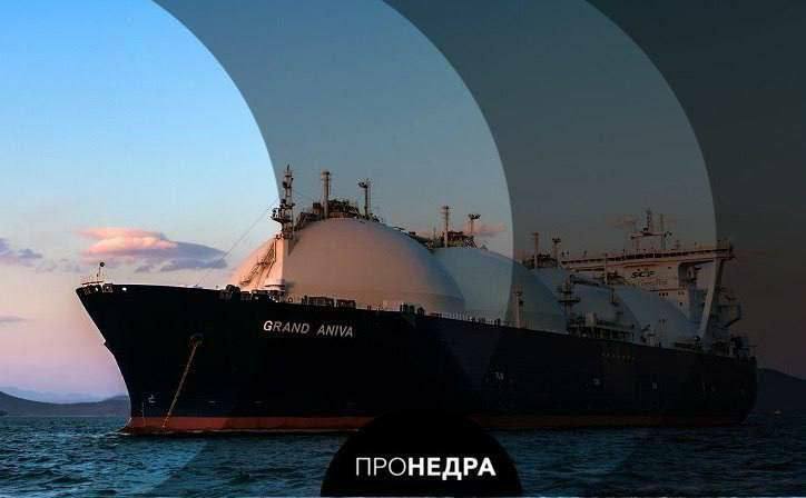 США возобновляют выдачу разрешений на экспорт СПГ Министерство энергетики США объявило о возобновлении выдачи новых разрешений на экспорт сжиженного природного газа, отменив введенный ранее администрацией Байдена мораторий. Решение принято после завершения экологического анализа и общественных консультаций. Ведомство пришло к выводу, что у страны достаточно газа для наращивания экспорта без ущерба для внутренних потребителей. Министр энергетики США Крис Райт заявил, что расширение экспорта СПГ принесет пользу экономике и укрепит энергетическую безопасность. США уже являются крупнейшим экспортером СПГ в мире и рассчитывают на дальнейший рост своей доли. Пронедра/Подписывайся