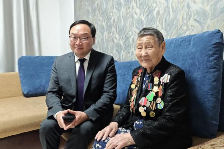 104 летнюю Татьяну Сафонову поздравили с декадой пожилых людей Для меня особая честь поздравить нашего уважаемого ветерана Татьяну Сафонову С ее дочерью Жанной Васильевой мы вместе работали в Чурапче с внучкой Леной являемся активистами чурапчинского землячества а с правнуком Аяном трудимся в правительстве республики сказал зампред правительства РС Я Георгий Степанов Татьяна Семеновна Сафонова родилась в январе 1921 года в селе Дабаан Она прошла долги и достойный путь став легендарной личностью для региона В 1941 году якутянку направили на учебу для освоения трактора ХТЗ После Татьяна работала трактористкой бригадиром тракторного звена и участковым механизатором в Абагинской МТС После отучилась в Школе механизаторов сельского хозяйства Затем трудилась заведующей детским садом и председателем Дабанского сельсовета Вместе с супругом Татьяна Семеновна вырастила двоих дочерей Она бабушка девяти внуков прабабушка 19 правнуков и прапрабабушка 15 праправнуков Фото правительство РС Я