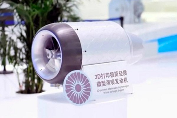 Китай испытал напечатанный 3D принтером мини турбореактивный двигатель В Китае провели успешные летные испытания миниатюрного турбореактивного двигателя изготовленного преимущественно с помощью 3D печати Об этом сообщает РБК со ссылкой на агентство Синьхуа Как заявили в корпорации Aero Engine Corporation of China AECC двигатель работал на беспилотном летательном аппарате в течение 30 минут Дрон достиг высоты 6000 м и скорости 0 75 Маха продемонстрировав стабильную работу на протяжении всего полета Ранее двигатель проходил испытания в условиях несвободного полета в июле 2025 года Текущие испытания в режиме одиночного запуска подтвердили его надежность на больших высотах aviaru net n289763