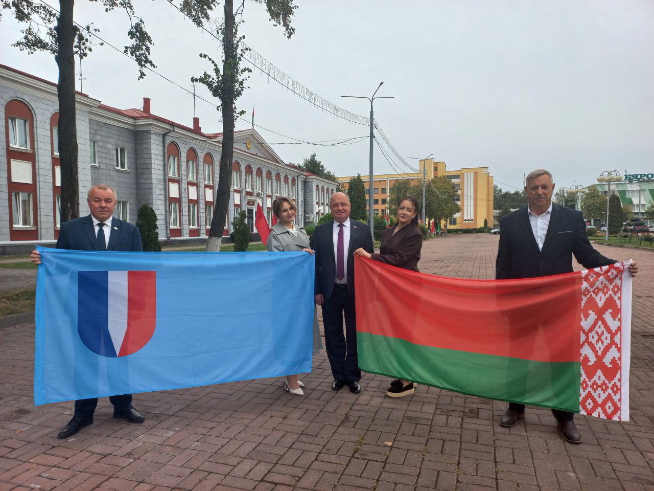 Делегация Калинковичского района во главе с председателем райсовета депутатов Юрием Красюком отправилась в Минск для участия в форуме патриотических сил и праздничном концерте посвященном Дню народного единства который пройдет вечером во Дворце Спорта