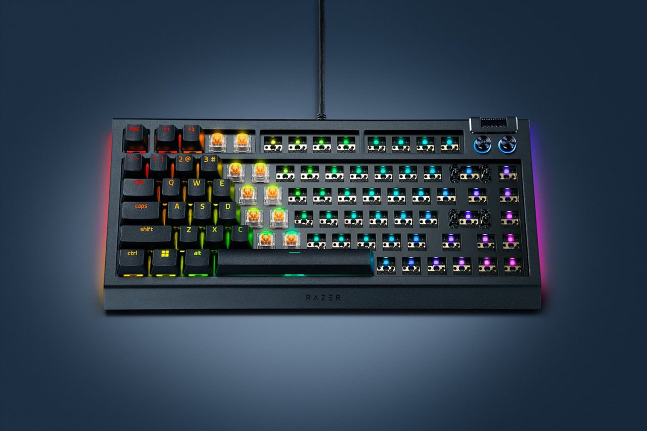 Razer BlackWidow V4 75% Barebones — первая механика без свитчей Razer представили BlackWidow V4 75% Barebones клавиатуру для фанатов DIY. Здесь только корпус, фирменный дизайн и RGB-подсветка Razer Chroma. Свитчи и кейкапы выбираете сами. Что внутри: - Алюминиевый верх, ABS низ - Двойная шумопоглощающая пена - Лубрицированные стабилизаторы - FR4-плита для глубокого звука - Tape mod для мягкости - Горячая замена 3/5-пиновые свитчи - 8000 Гц HyperPolling Цена $139.99 черная , $149.99 белая — ~11–12 тыс. ₽ купить уже на сайте Razer и в официальных магазинах. Техничка