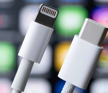 ЕС устанавливает единый стандарт для БП и кабелей USB C потребительской электроники и гаджетов Евросоюз утвердил новые требования к источникам питания с 2028 года Все блоки питания и адаптеры для потребительской электроники должны будут оснащаться съемными кабелями USB C а информация о мощности должна быть указана не только на корпусе адаптера но и на его разъемах и кабелях