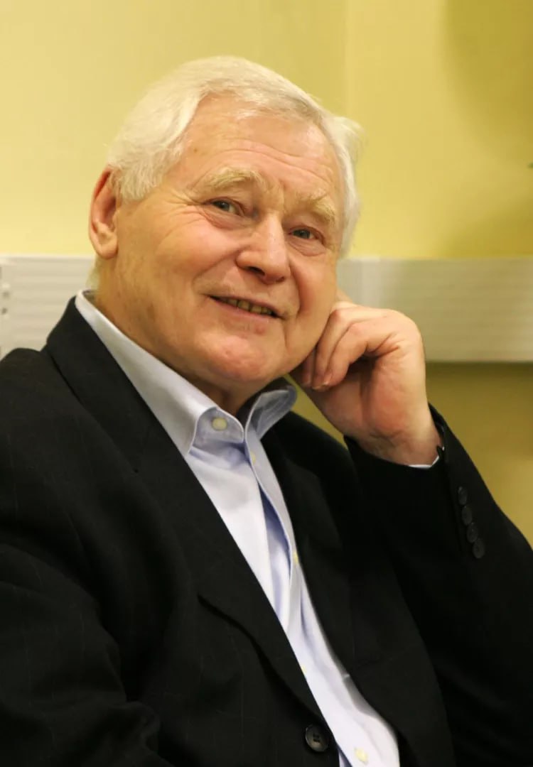 На 86 м году жизни скончался российский философ Сергей Кара Мурза Сергей Кара Мурза умер в возрасте 86 лет сообщил философ Рустем Фахитов Предварительно ученый скончался в результате продолжительной болезни Угас светильник разума каковых так мало в наше время торжества темных страстей Имя Сергея Георгиевича останется в ряду выдающихся публицистов и идеологов России величины Белинского или Устрялова написал Фахитов Кара Мурза был идеологом и публицистом патриотической оппозиции в 90 х годах Его родственника журналиста Владимира Кара Мурзу заочно арестовали за участие в экстремистской организации признан иноагентом на территории РФ   Подписывайся на Голос страны