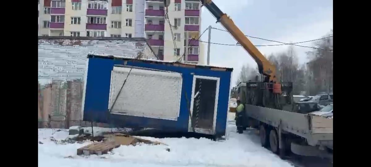 Подрядчик МКУ «ГЦНР» демонтировал нестационарные объекты на территориях Первомайского и Октябрьского районов.   На ул. Обской, 139 произведен демонтаж бесхозного киоска. В Первомайском районе демонтировали бесхозный торговый павильон на ул. Березовой, 13.     Работы по демонтажу и сносу незаконных нестационарных объектов на территории Новосибирска продолжаются. В настоящее время ликвидировано более 250 таких объектов.