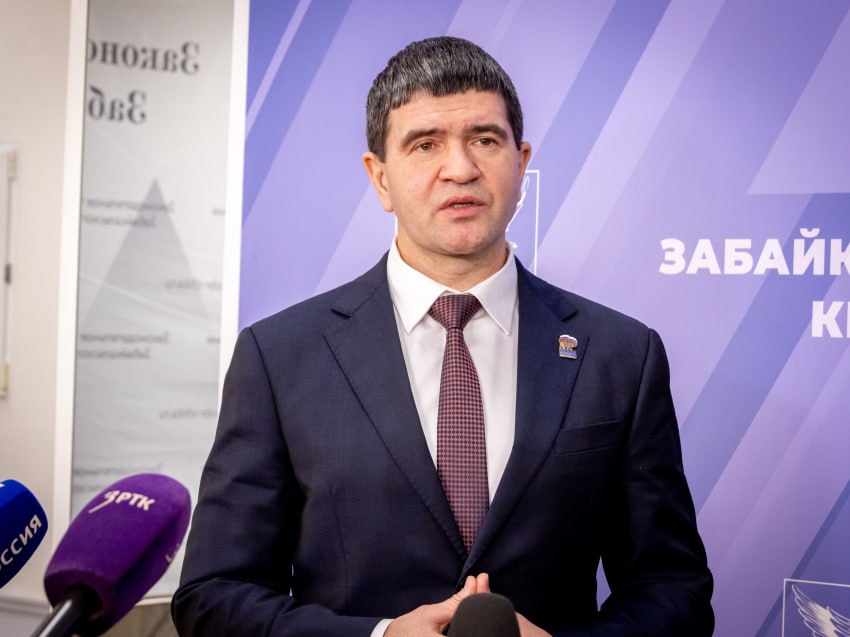 Глава ЗабЖД подтвердил готовность к запуску пассажирского поезда Забайкальск Маньчжурия Пассажирское железнодорожное сообщение между двумя приграничными городами Забайкальском в России и Маньчжурией в КНР возобновят после пятилетнего перерыва Все согласования уже в финальной стадии сообщил начальник Забайкальской железной дороги Владимир Антонец в правительстве региона 12 ноября Проведена большая работа в части межправительственных соглашений в финальной части все вопросы которые касаются взаимодействия МИДов двух стран Инфраструктура железных дорог полностью выходит на готовность к 1 декабря надеемся что в новогодние праздники мы впервые после столь долгого перерыва сможем осуществить данный маршрут Все необходимое сегодня сделано ждем только подтверждения от наших китайских коллег сказал Владимир Антонец по итогам Дня ЗабЖД в правительстве региона Ещё одна совместная договорённость между двумя странами позволит увеличить грузооборот на погранпереходе Забайкальск Маньчжурия Речь идёт о строительстве второго главного пути по узкой колее 1435 мм На сегодняшний момент на российской стороне выполнены все инфраструктурные проекты мы подошли к госгранице Китайские коллеги также на уровне правительства рассматривают данный вопрос Надеемся что в 2026 году выйдет постановление правительства на территории Китая которое согласует данное решение Коллеги себе берут на реализацию проекта 13 месяцев планируем что в 2027 году мы сможем запустить первые поезда по дополнительному второму пути сообщил руководитель Забайкальской магистрали После запуска второго пути удастся перегружать с китайской колеи шириной стандарта 1435 мм на российскую 1520 мм до 26 грузовых поездов в сутки   Подписывайтесь TG VK MAX