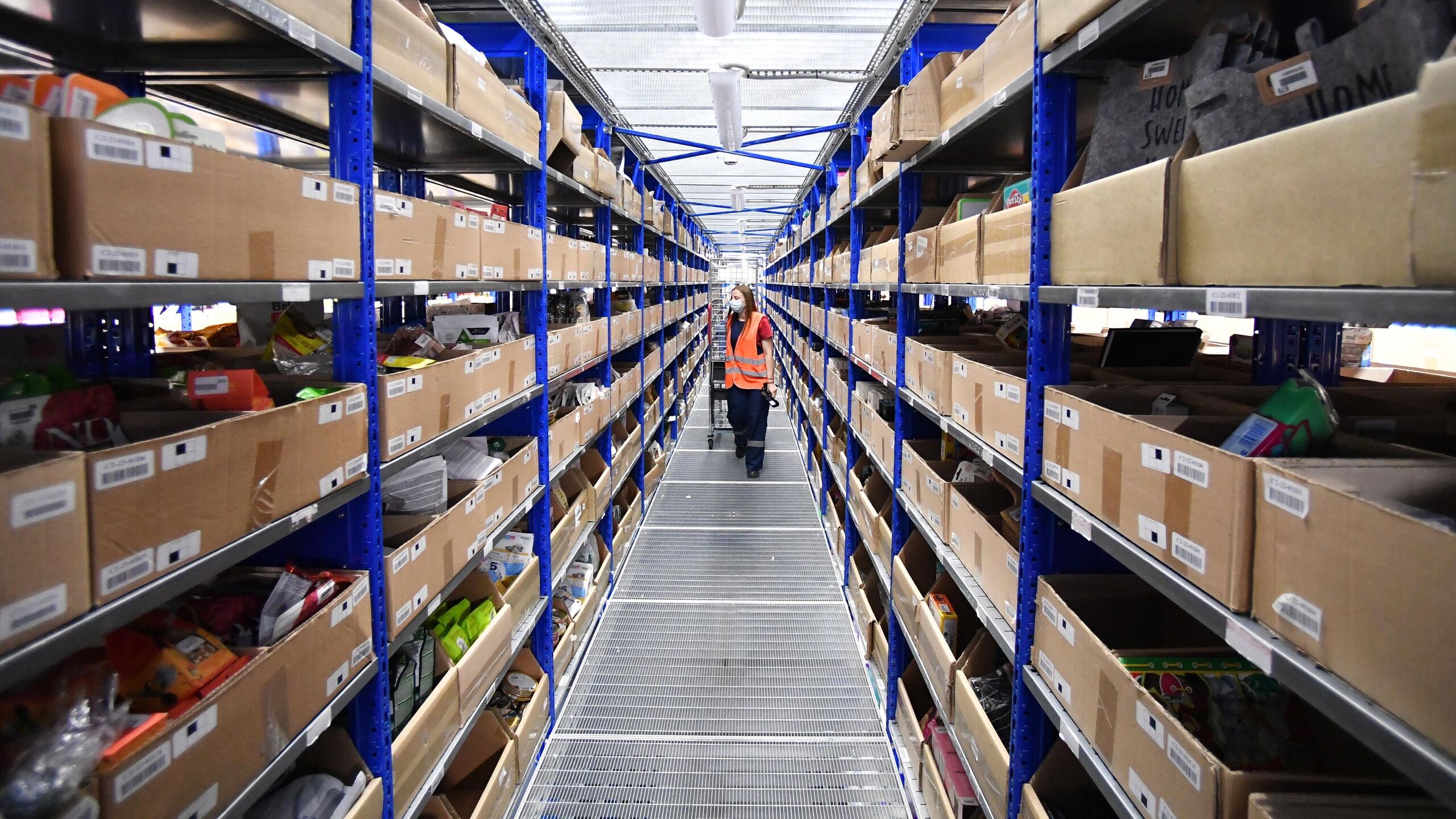 В России на маркетплейсах могут появиться не подлежащие возврату товары отказаться или вернуть их можно будет только при доставке после получения уже нет такая мера может затронуть электронику парфюмерию косметику следует из сообщения пресс службы министерства экономического развития Ранее в понедельник глава правительства Михаил Мишустин провел стратегическую сессию по вопросам развития платформенной экономики В частности на совещании был рассмотрен вопрос бесконтрольного возврата товаров надлежащего качества через платформы В части возвратов товаров надлежащего качества участники стратегической сессии акцентировали внимание на необходимости определения разницы между отказом от приобретения после осмотра товара в ПВЗ или при его получении от курьера и возвратом после того как покупатель забрал их в ПВЗ или у курьера говорится в сообщении Минэкономразвития