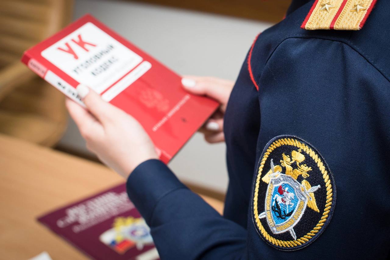 9 В Братске по факту пищевого отравления граждан возбуждено уголовное дело Следственным отделом по городу Братску СУ СК России по Иркутской области возбуждено уголовное дело по признакам преступления, предусмотренного ч. 1 ст. 238 УК РФ оказание услуг, не отвечающих требованиям безопасности . Предварительно установлено, что после употребления еды в одном из заведений общепита города Братска несколько человек обратились в больницу с жалобами на признаки пищевого отравления. Среди заболевших четверо несовершеннолетних. В настоящее время следователи выясняют все обстоятельства произошедшего, допрашиваются свидетели и потерпевшие.