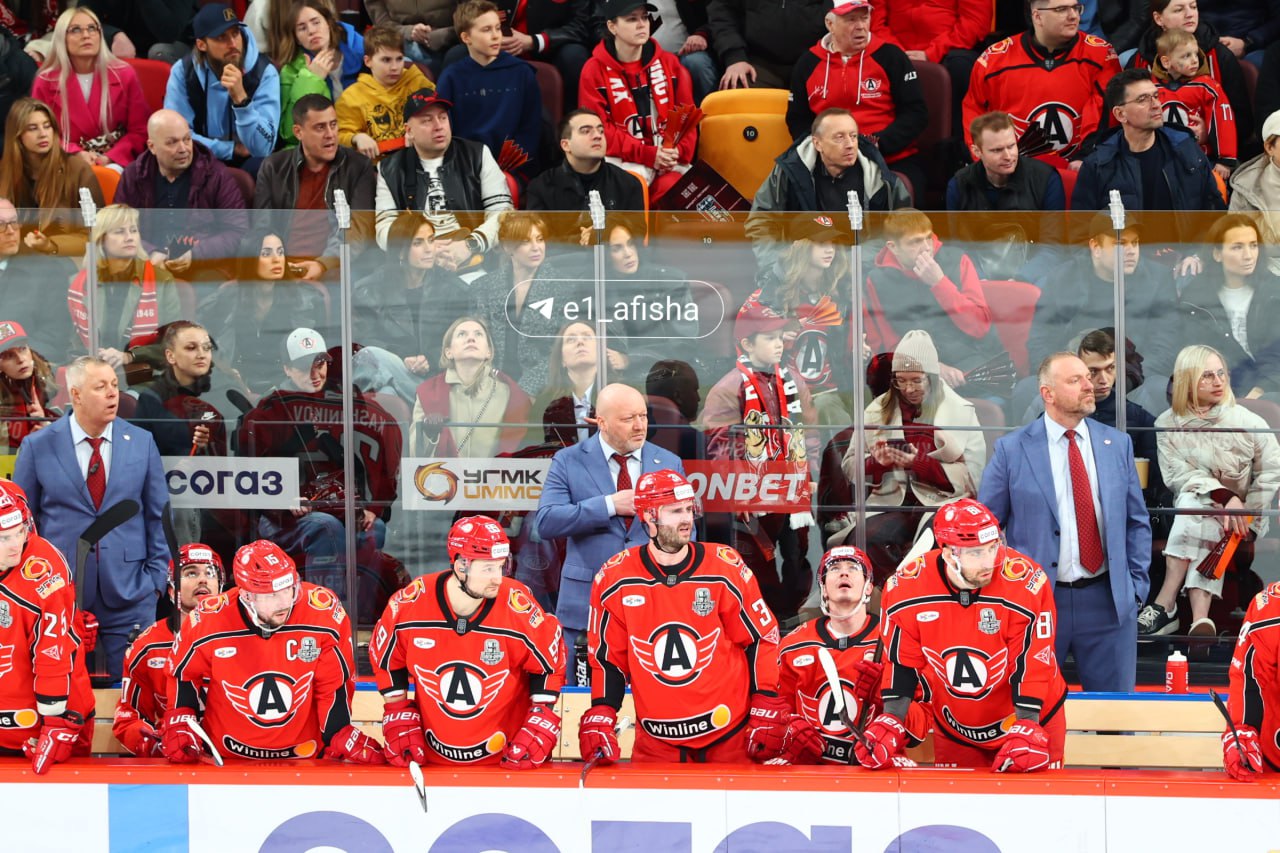 Главный тренер ХК Автомобилист Николай Заварухин станет и тренером команды KHL Ural Stars на предстоящем Матче звёзд Для него это будет дебют в подобных мероприятиях Пару Николаю Заварухину составит главный тренер Металлурга Андрей Разин который уже во второй раз возглавит команду на звёздном уик энде Матч звёзд КХЛ впервые пройдёт в Екатеринбурге лучшие хоккеисты встретятся на УГМК Арене В первый день 7 февраля 2026 года покажут часть мастер шоу и проведут два полуфинала а 8 февраля состоятся ещё несколько конкурсов хоккейного мастерства матч за третье место и финал Подпишись на Афишу Е1