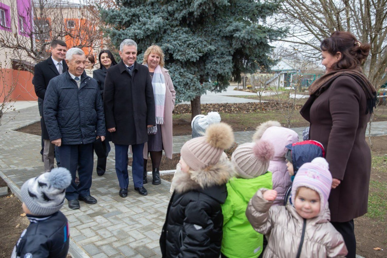 Президент Вадим Красносельский – с инспекцией в Слободзее.   Заехал в гости к детишкам в детский сад. Проверил, как отремонтировали детсад «Лучик»  туда ходят 157 детей :  Во всех корпусах заменили кровлю, окна и обновили фасады. Территорию замостили плиткой.