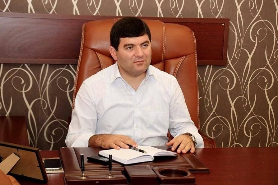 Приговором Ереванского уголовного суда глава общины Масис Давид Амбарцумян приговорен к 6 годам и 3 месяцам лишения свободы Об этом сообщает Арменпресс со ссылкой на публикацию в Facebook адвоката Тиграна Атанесяна представителя адвокатской группы Давида Амбарцумяна Суд также отменил залог и избрал меру пресечения в виде заключения под стражу написал Атанесян